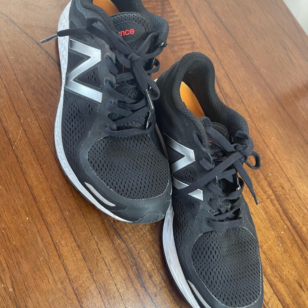 New Balance Men's Black and Silver Athletic Shoes